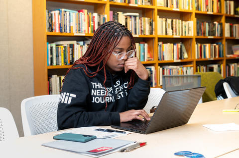 Journalism student in library at HBCU Science Journalism Fellowship